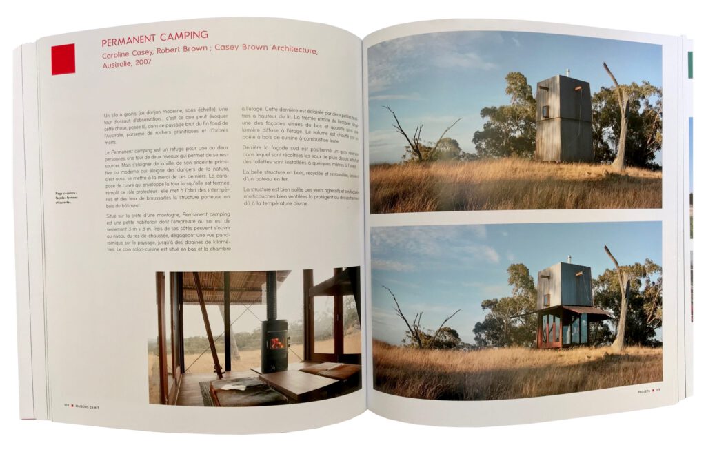 Livre ouvert avec une page avec texte et photo de pöelle à bois et l'autre deux photos de maisons en pleine nature
