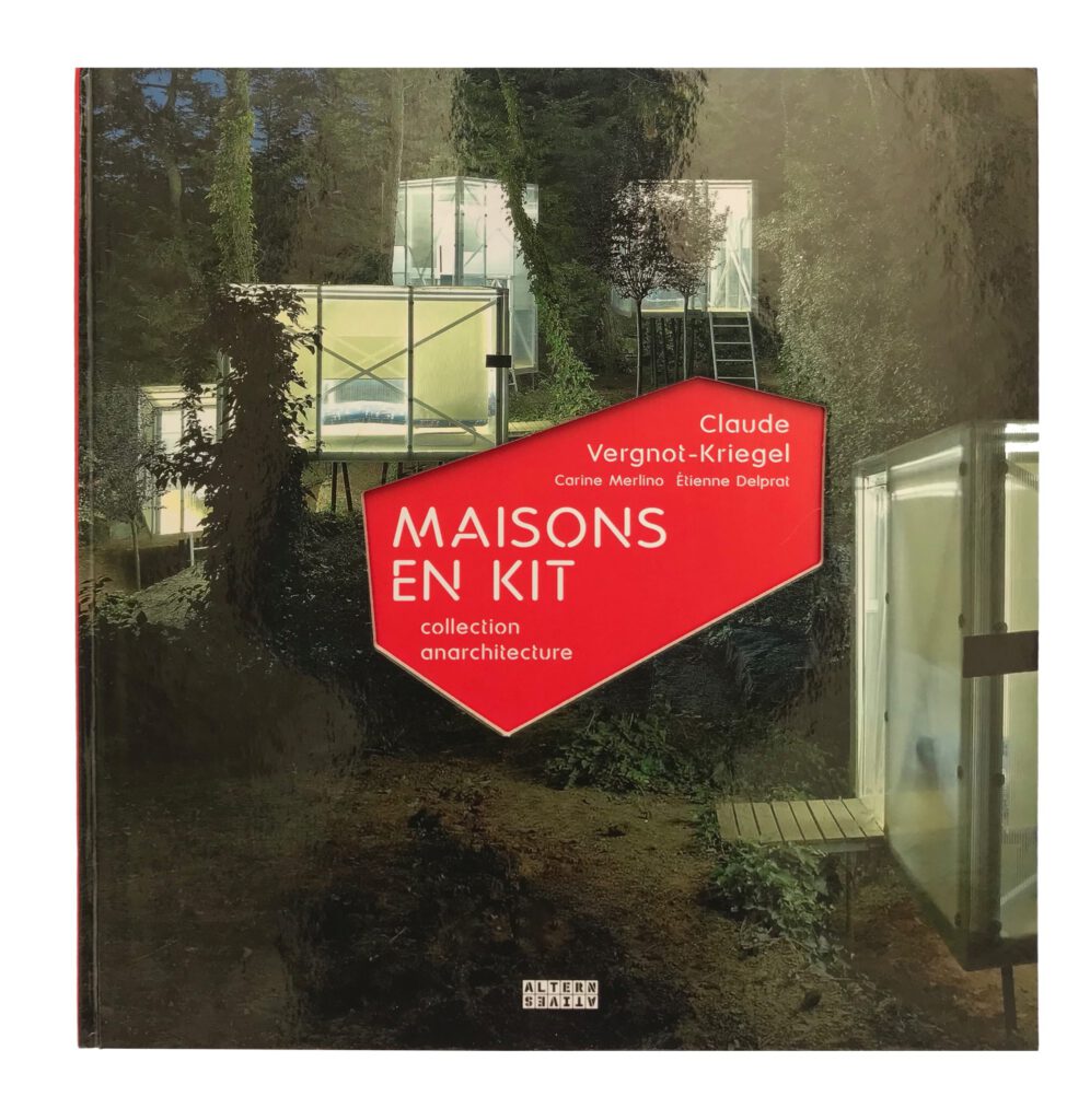 couverture du livre maison en kit titre en rouge et image de maison en kit dans la forêt